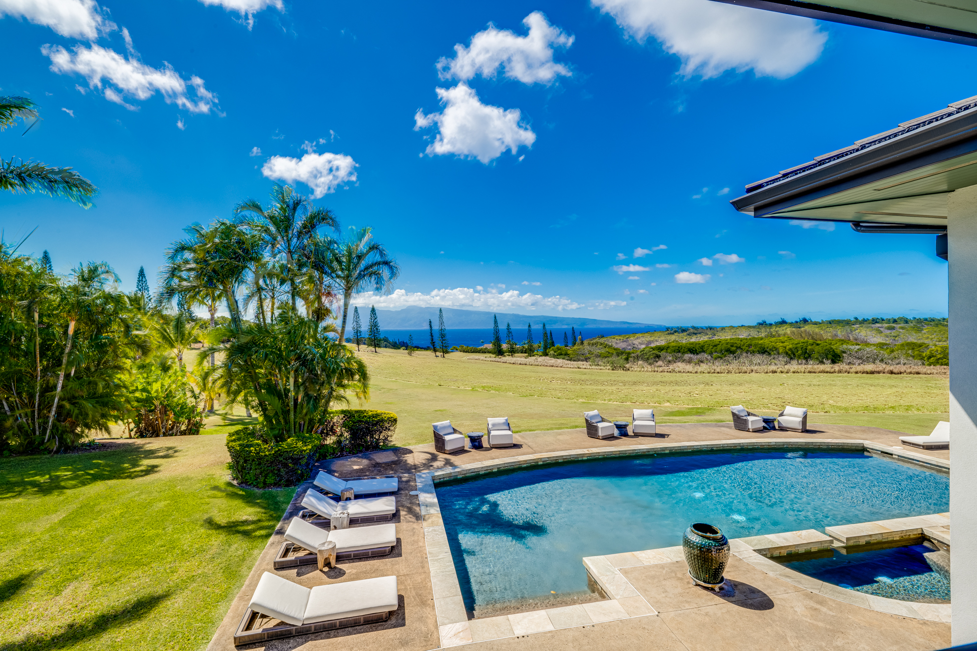 94 Keoawa Place pool and spa overlooking the ocean